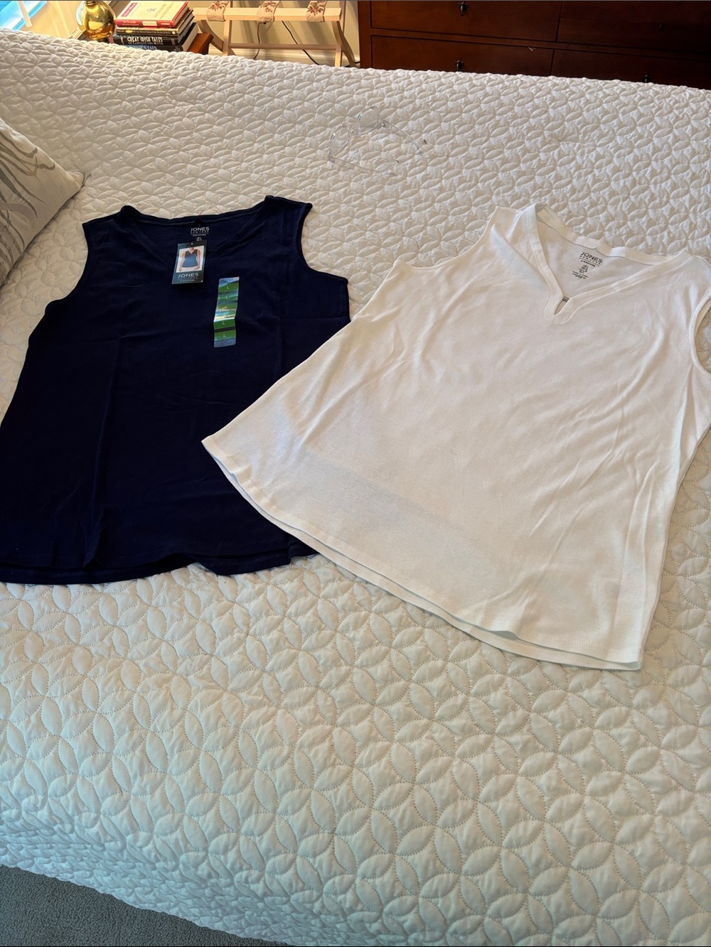 Jones New York White and Navy Sleeveless Knit Tops w/Silver Metal v-Neck Detail
